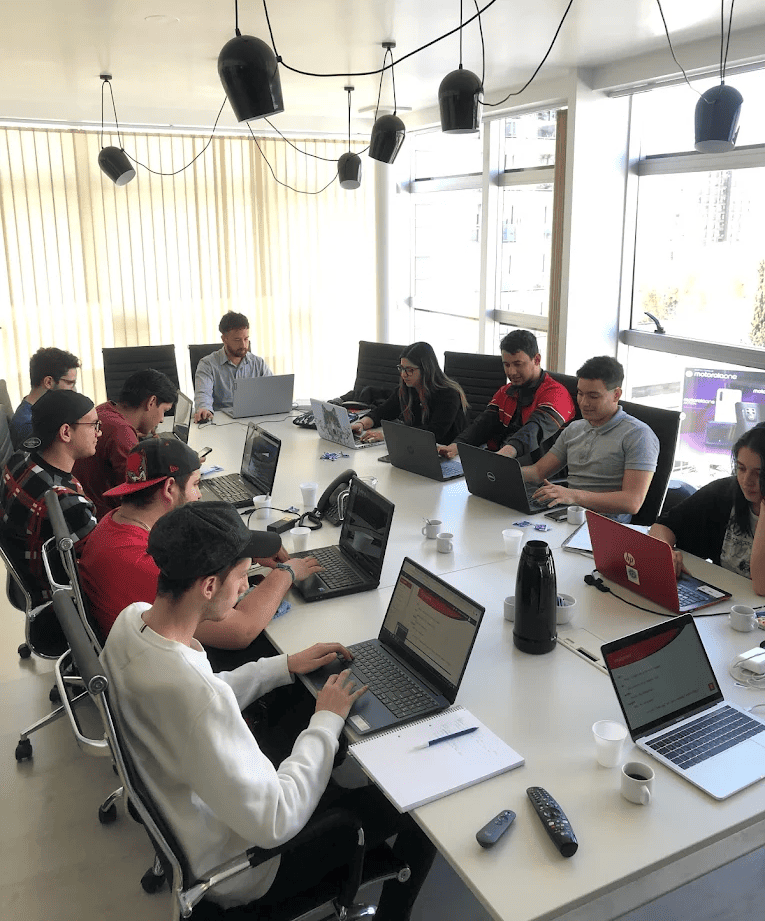 Participantes trabajando en un hackathon de la Comunidad DePC